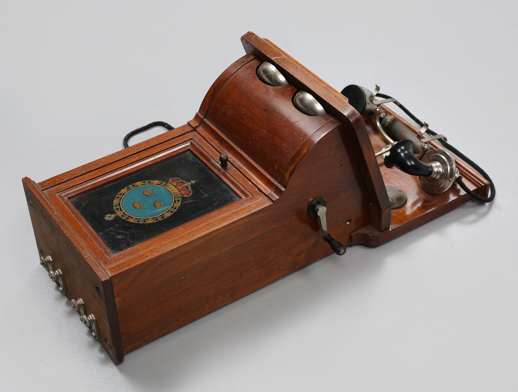 VÄGGTELEFON, Telegrafverkets verkstad, Nynäshamn, omkring sekelskiftet 1800/1900.
