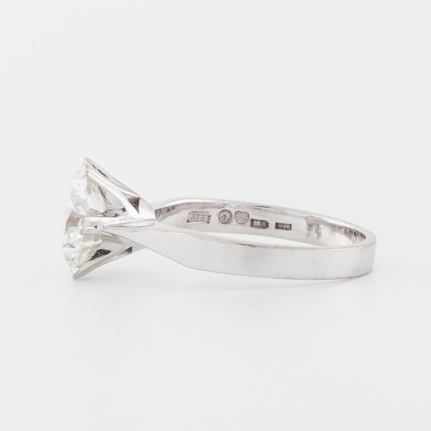 A brilliant cut diamond ring by Jarl Sandin Göteborg, 1987.