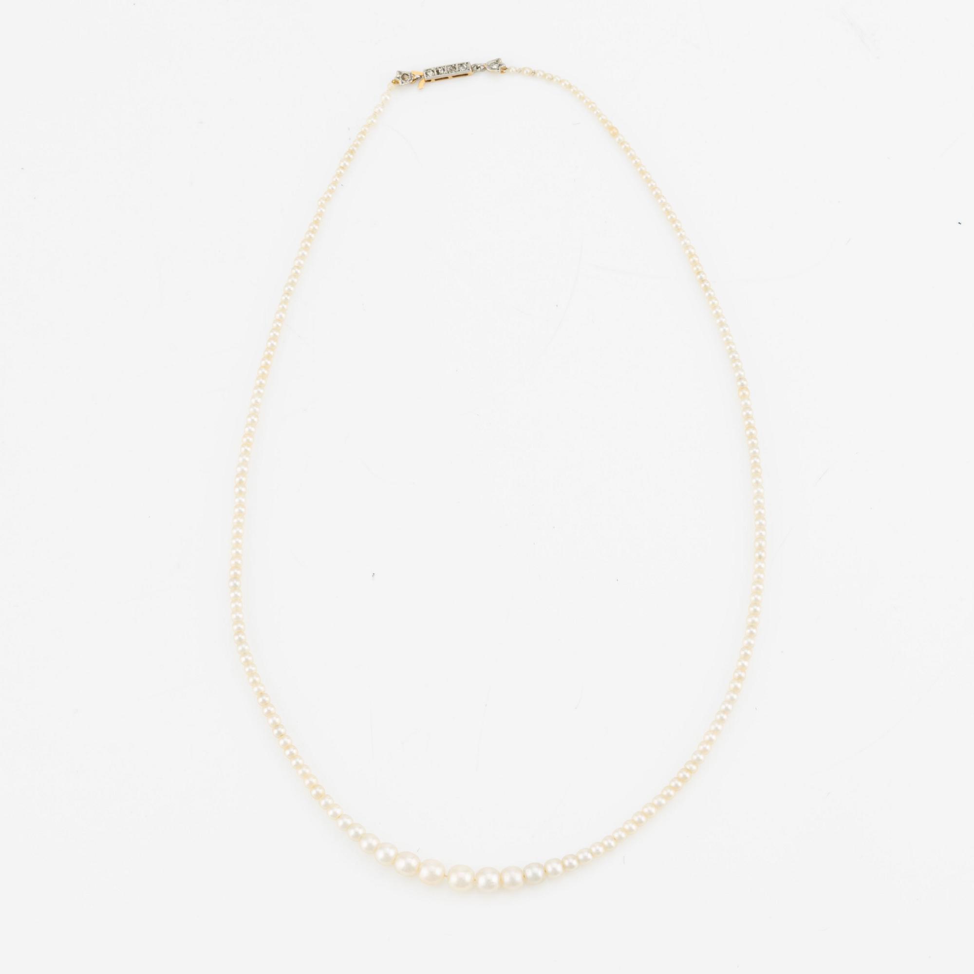 Collier, möjligen orientaliska pärlor, lås i guld med diamanter.