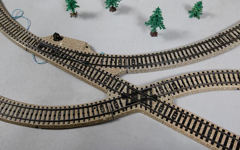 SAMLING TÅGRÄLS SAMT BYGGNADER, bl a Märklin.