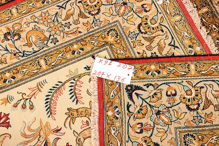 Matta, Ghom, silke, ca 207 x 136 cm.