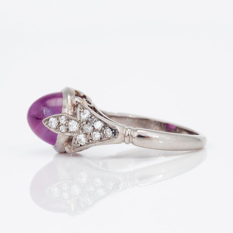 RING med obehandlad burmesisk cabochonslipad rosa safir, ca 5.24 ct och diamanter.