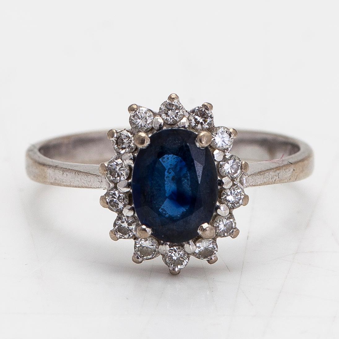 Ring, ca 18K vitguld med safir och briljantslipade diamanter ca 0.14 ct totalt.