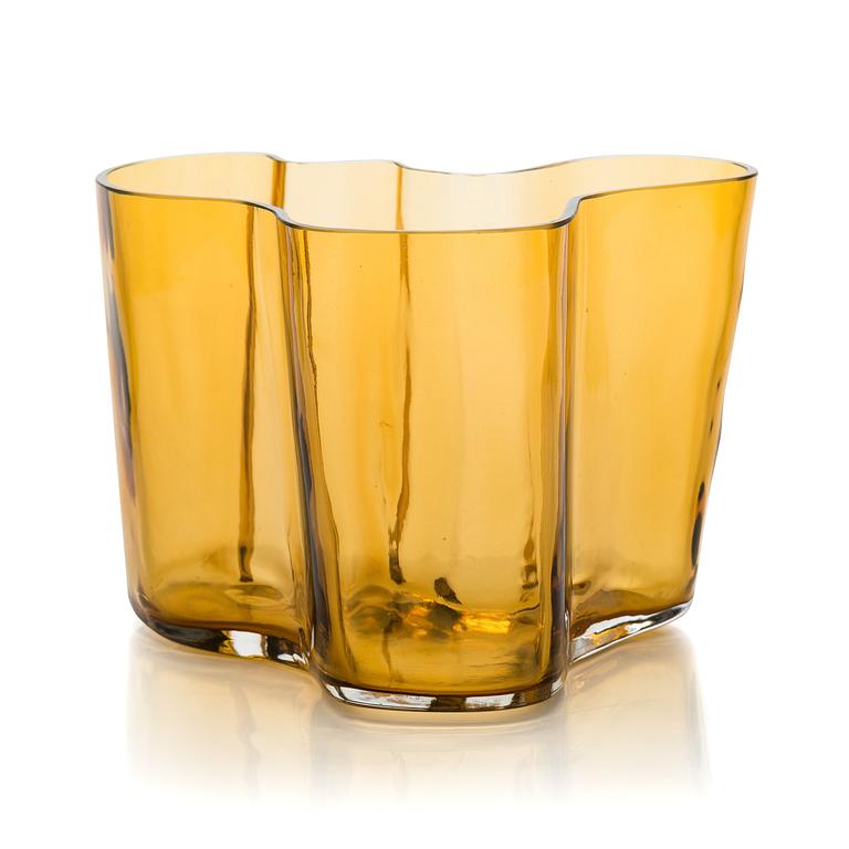Alvar Aalto, A '9750' vase Karhula Glassworks 1937-1949. Finland.