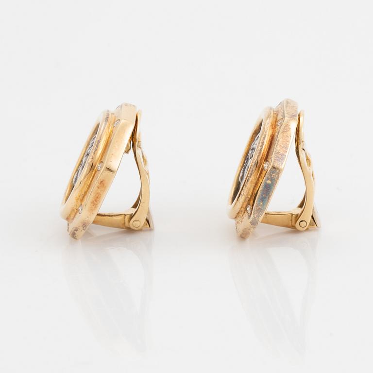 Örhängen, ett par 18K guld med mynt och briljantslipade diamanter.