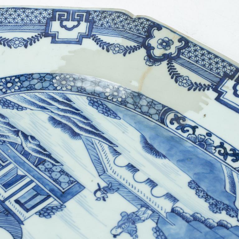 Stekfat samt tre tallrikar, kompaniporslin, Kina, Qingdynastin, 1700-tal.