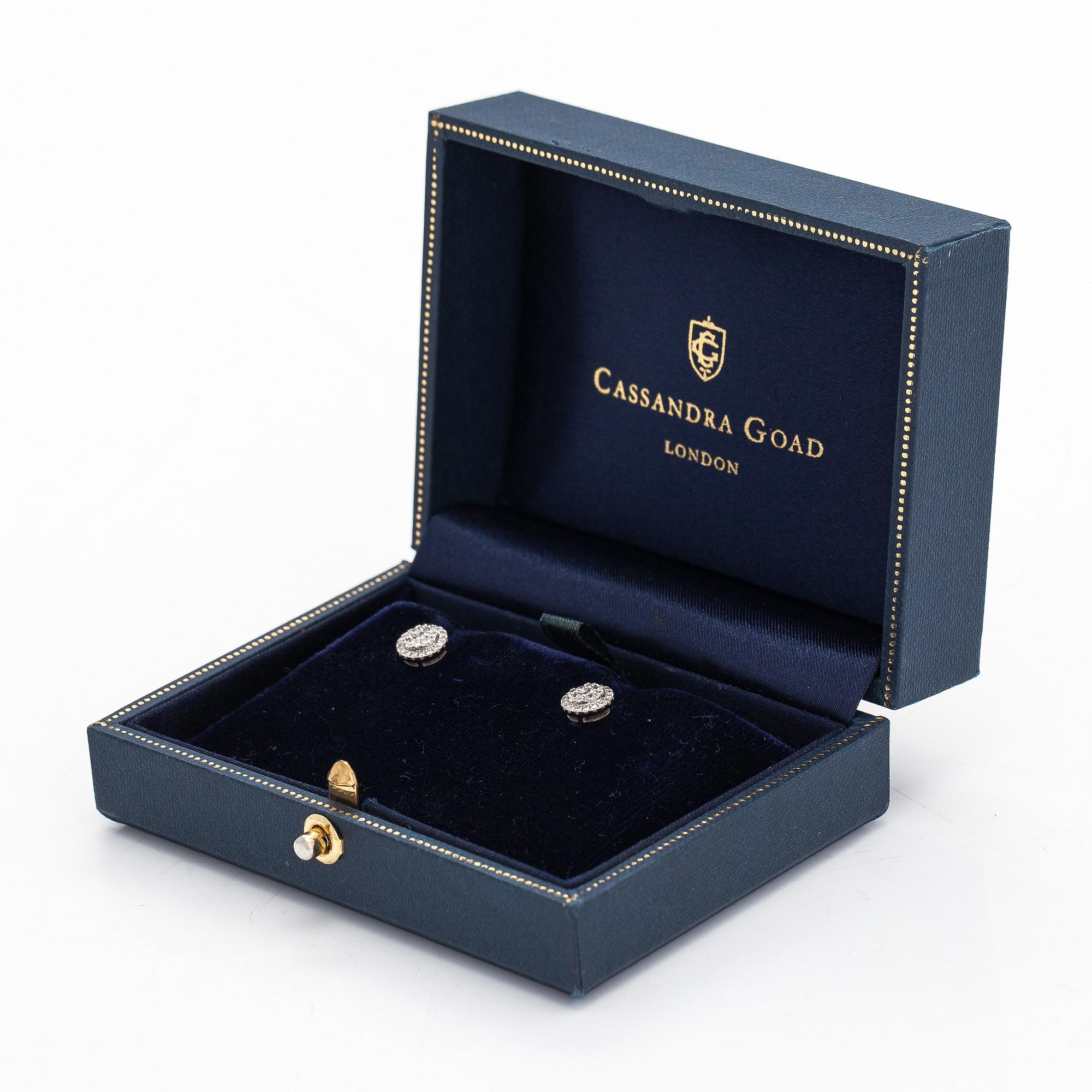 Cassandra Goad, a pair of 18K white gold earrigns with diamonds ca. 0.54 ct in total.