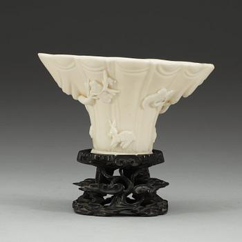 VINOFFERSKÅL, blanc de chine. Qing dynastin,  Kangxi (1662-1722).