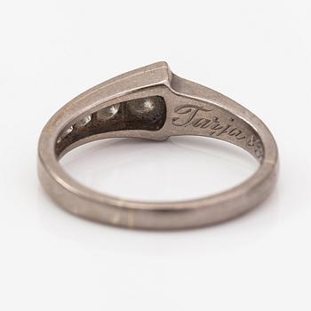 Ring, 18K vitguld, diamanter ca. 0.35 ct tot. Oskar Lindroos, Helsingfors 1941.