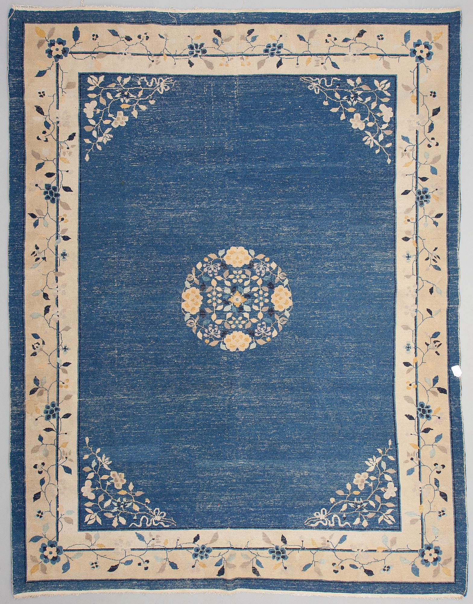 A Chinese rug, old. Circa 360x277 cm.
