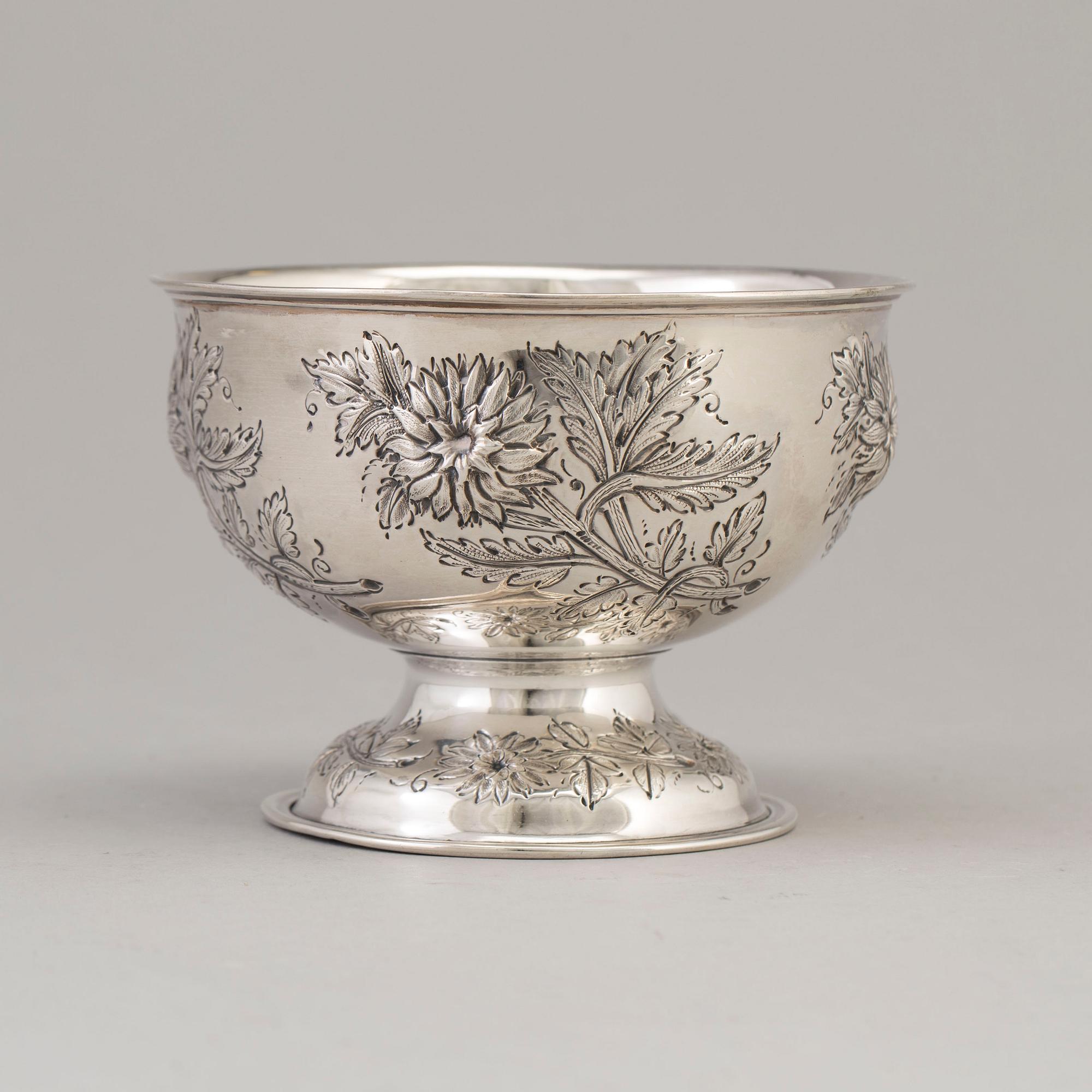 A footed silver bowl decorated with flowers, maker's mark Mappin & Webb. London 1904.