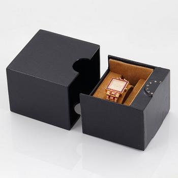 Bulgari damarmbandsur 18K guld med trappslipade rubiner och runda briljantslipade diamanter.