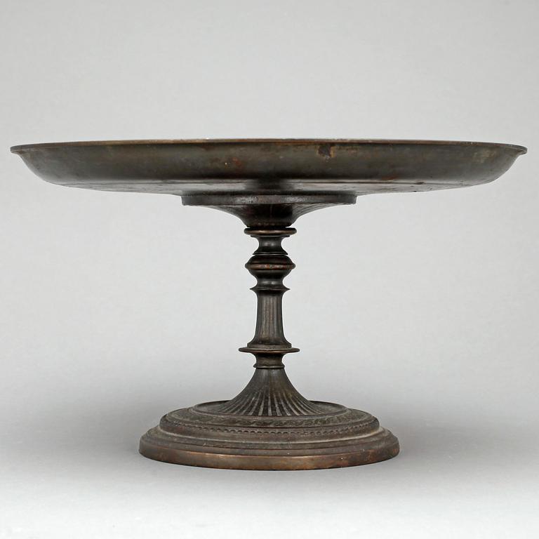 SKÅL PÅ FOT, gjutjärn, 1800-talets andra hälft.