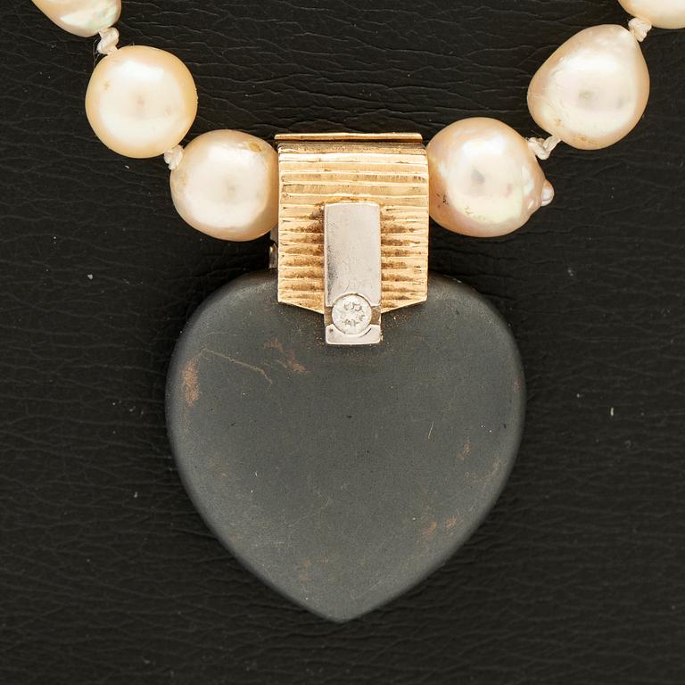 Ole Lynggaard, hänge, 14K guld med sten och diamant samt pärlcollier.