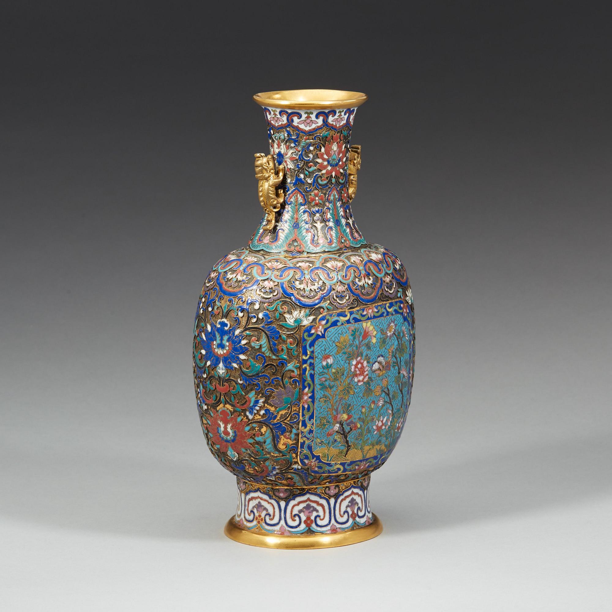 VAS, cloisonné. Qingdynastin, 1800-tal.