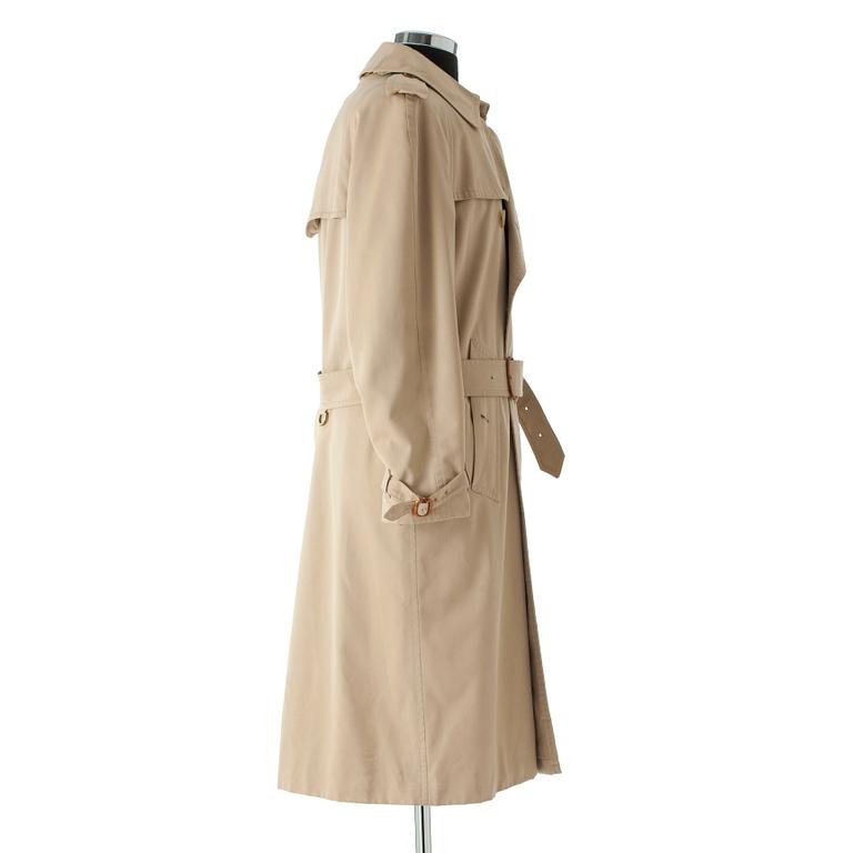 BURBERRY, trenchcoat.