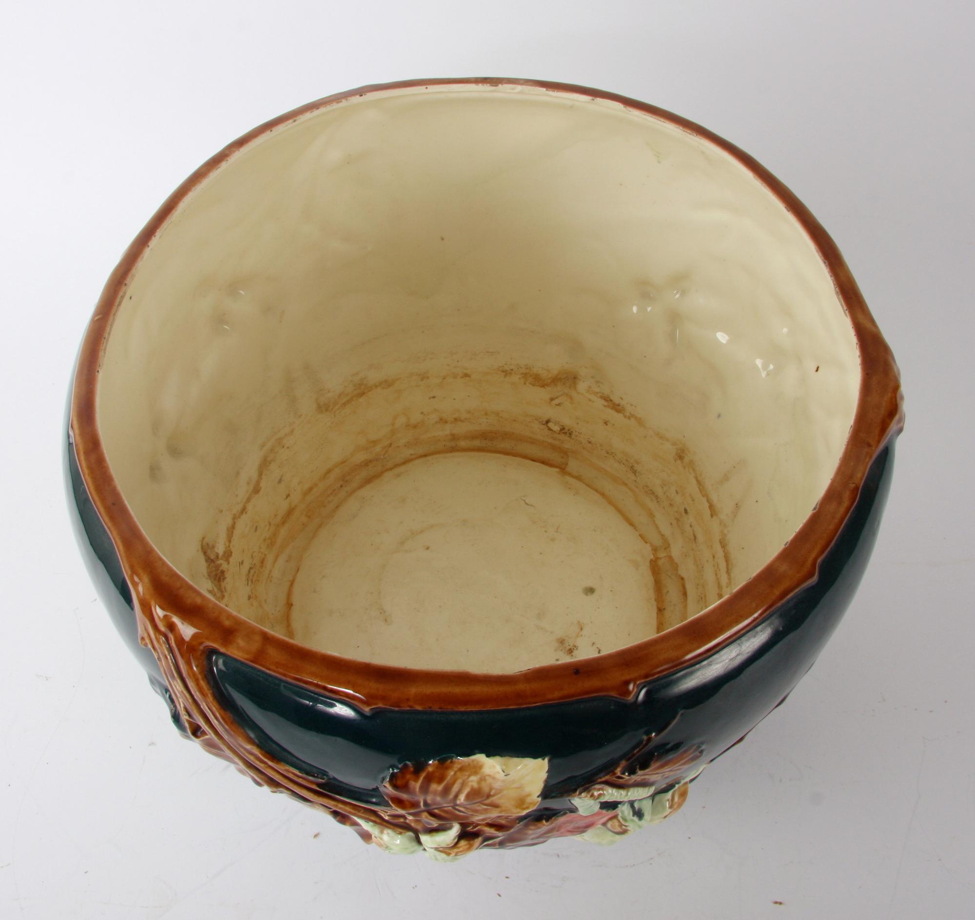 YTTERFODER, flintgods, majolika, omkring 1900.