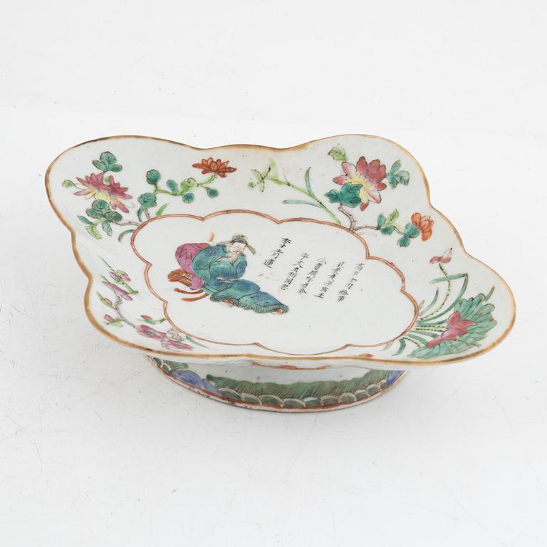 A Chinese famille rose porcelain dish, late Qing dynasty, 19th century.