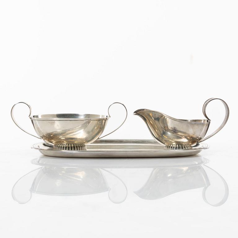 Tre delar silver, sockerskål, mjölkkanna och bricka. CG Hallberg 1953 & K & EC 1949.