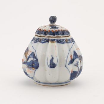 A Chinese imari teapot, Qing dynasty, early 18th Century.