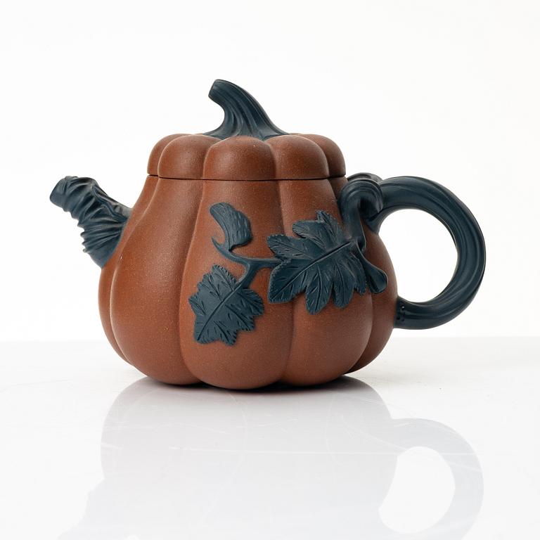 A Chinese yixing 'gourd' teapot, four cups and three saucers, 1980s.