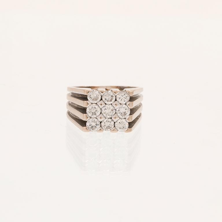 A 21K white gold ring with round briliant cut diamonds.
