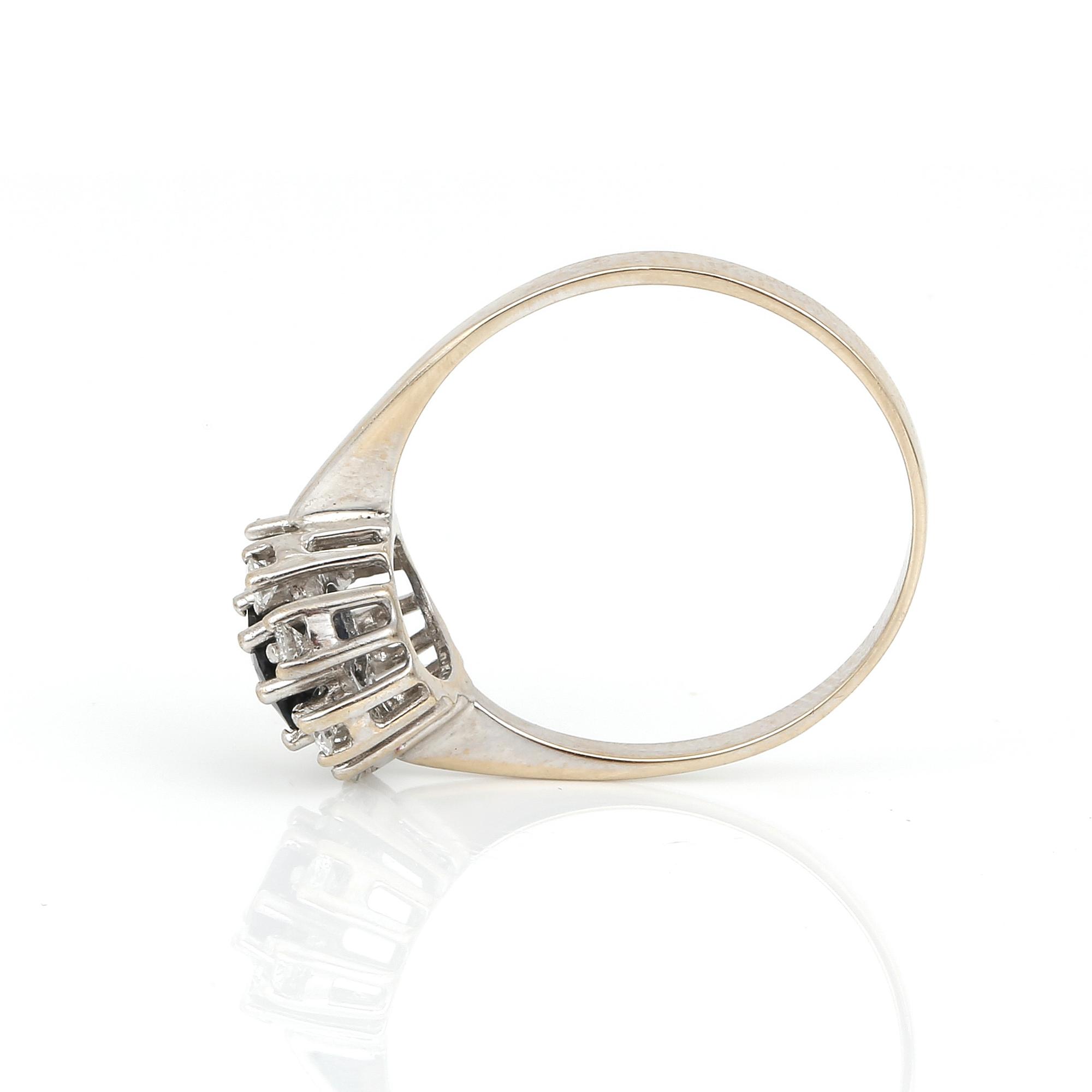 RING, 18K vitguld med ovalslipad safir ca 0,29 ct och briljantslipade diamanter tot ca 0.20 ct. Vikt ca 3,25 g.