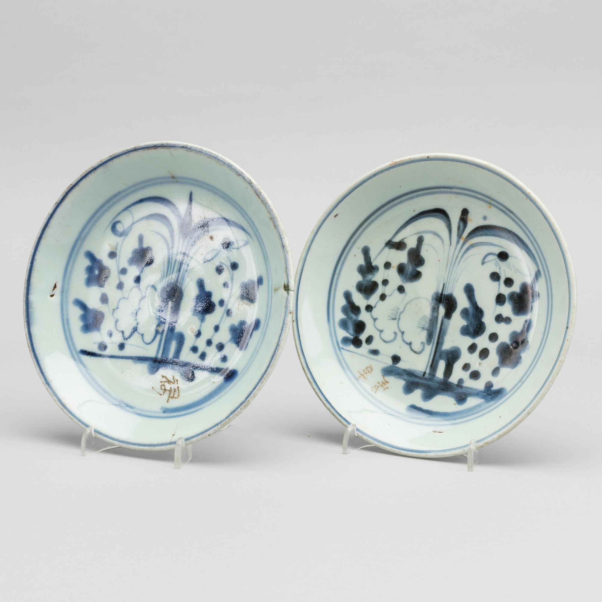 A pair of Chinese porcelain plates 17th century.