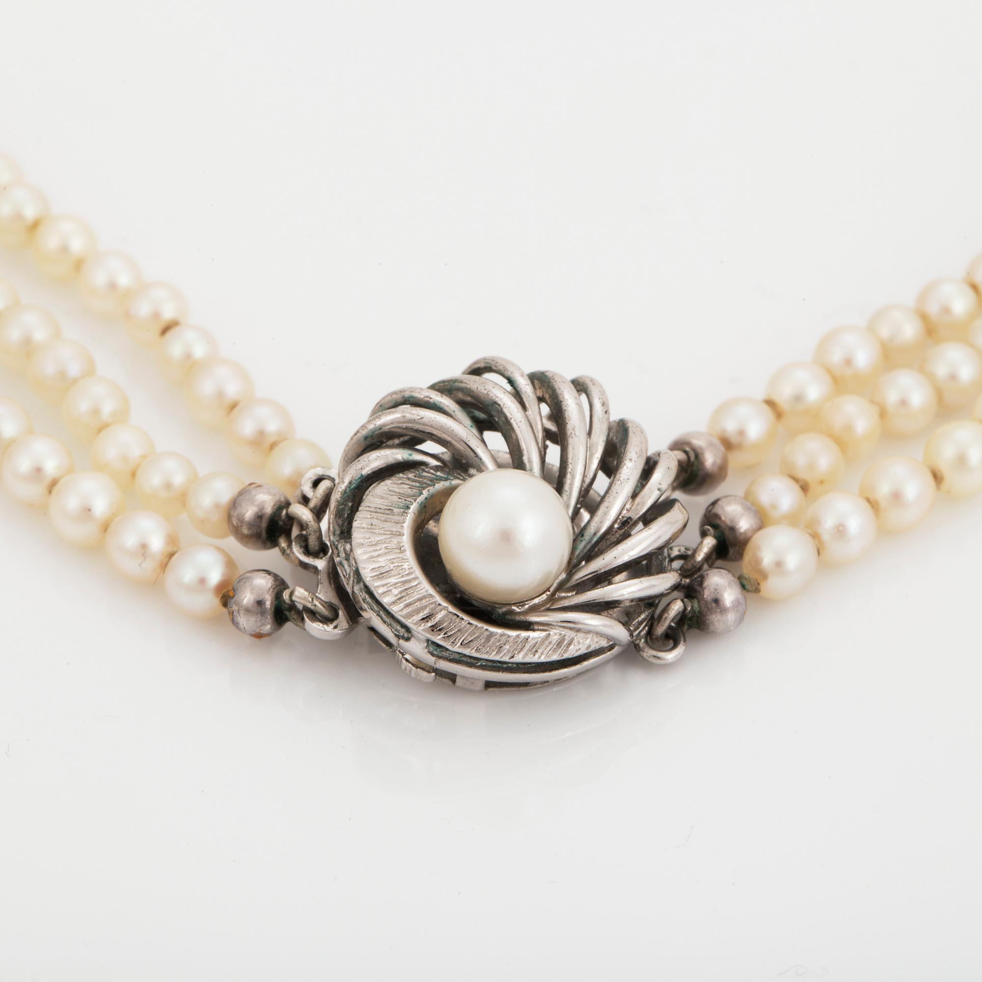 PÄRLCOLLIER, treradigt, med odlade Akoyapärlor, lås i silver med pärla.