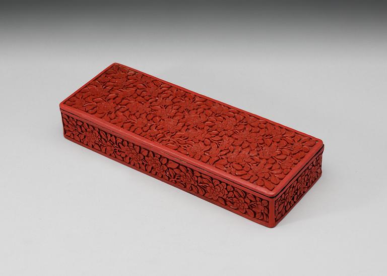 A red lacquered box with cover, Qing dynasty.