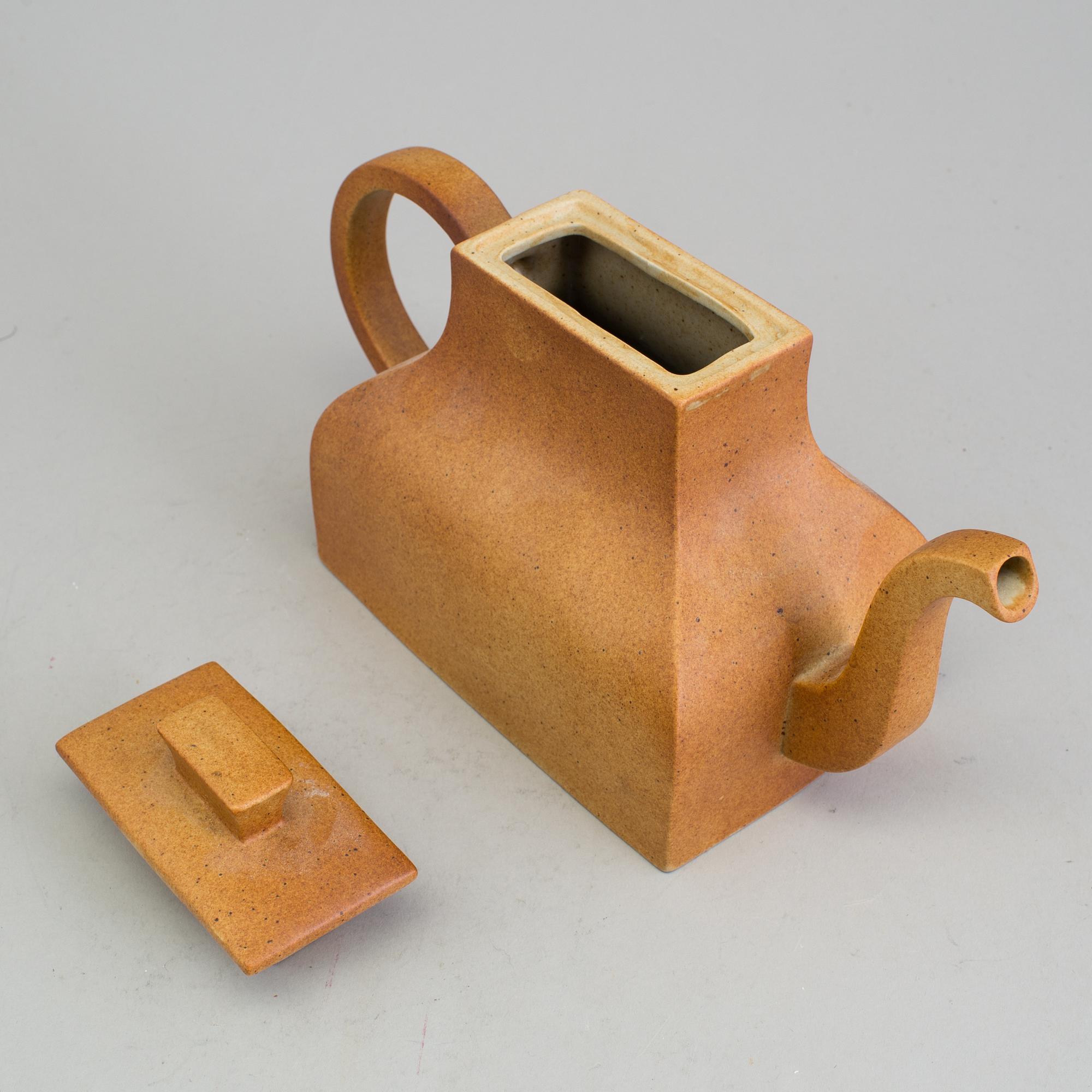 A Signe Persson Melin teapot, stoneware, Rörstrand 1980´s.