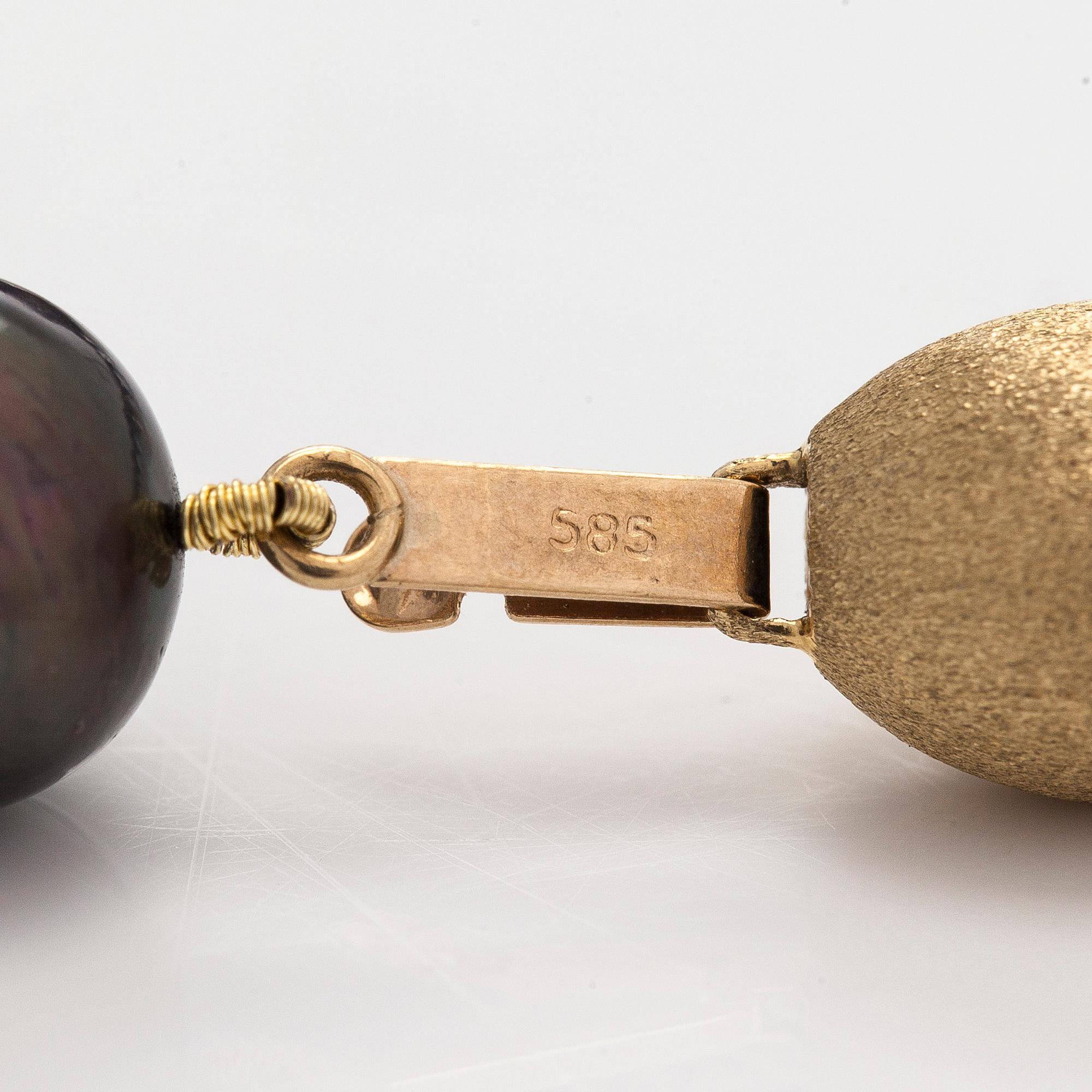 Helmet, viljellyt helmet, lukko 14K kultaa.