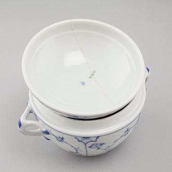 SERVIS, porcelain, 46 parts, "Musselmalet", Royal Copenhagen and Bing & Grondahl, 20th century.