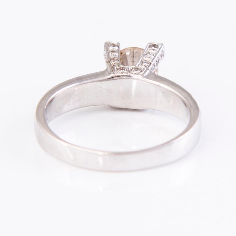 An 18K white gold ring with diamonds ca. 1.55 ct in total.