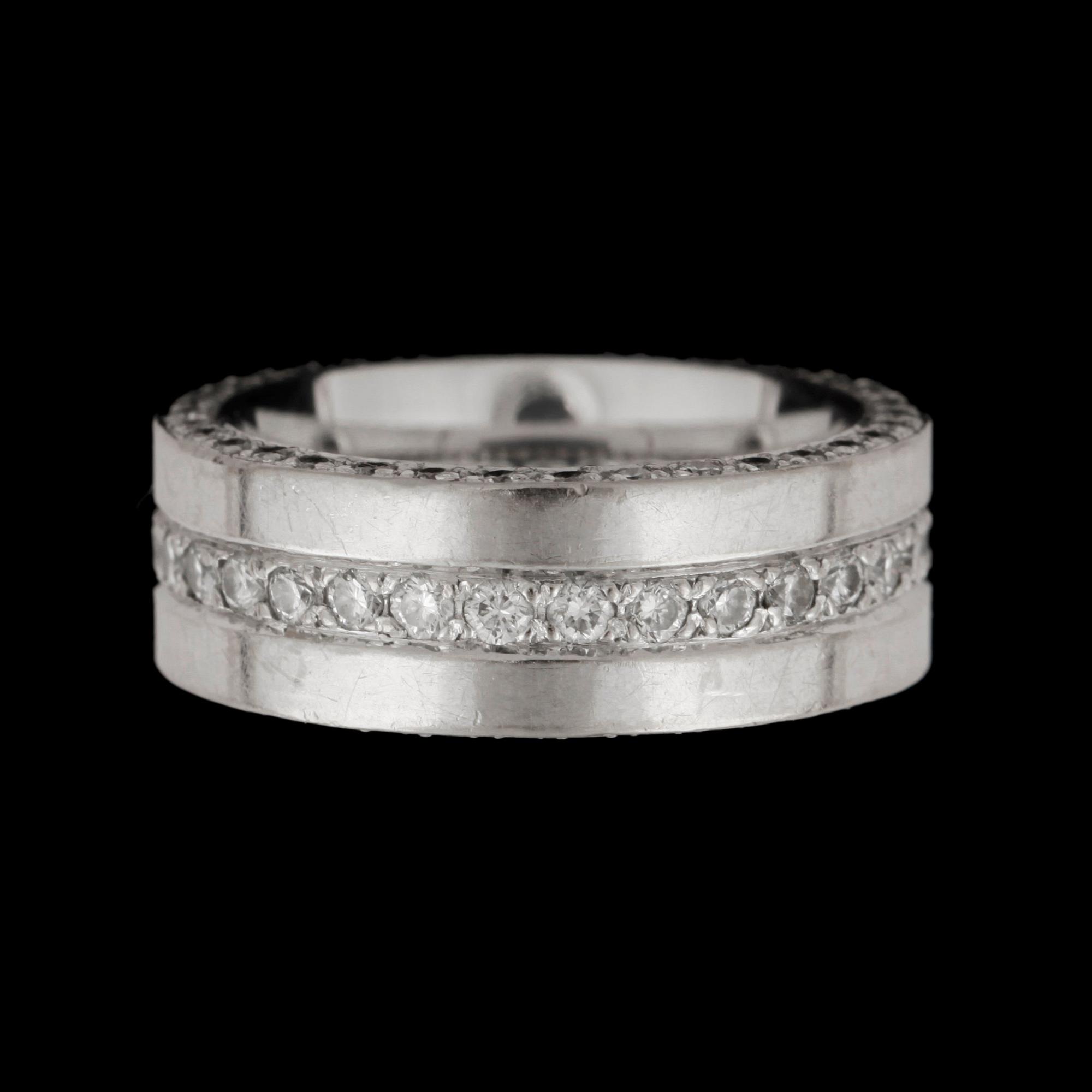 RING, helallians, med briljantslipade diamanter totalt ca 1.00 ct.