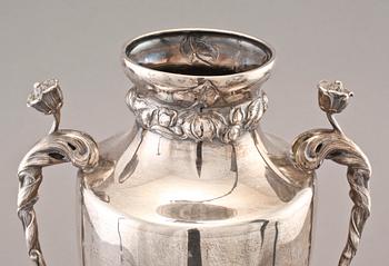 HÄNKELVASER, ett par, silver, C G Hallberg, Stockholm, 1907.