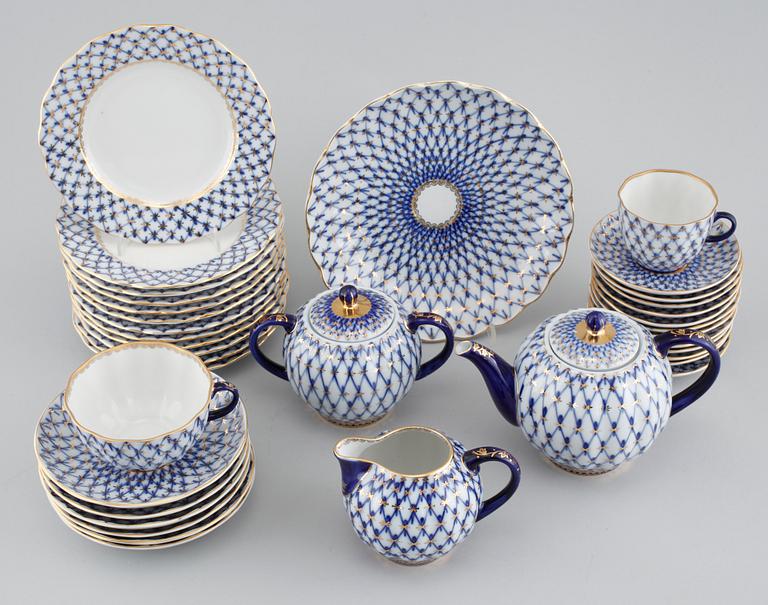 TE- samt KAFFESERVIS, 34 delar, porslin, "Cobalt Net" Lomonosov, Made in USSR, 1900-talets andra hälft.