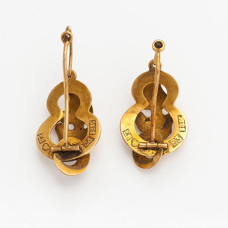 A pair of 18K gold earrings. Enoch Bäckström, Vaasa 1862.