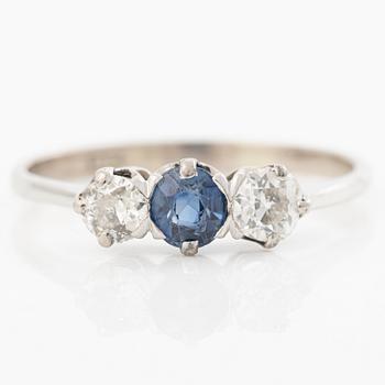 Ring 18K guld med två gammalslipade diamanter och en blå sten.