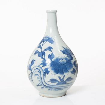 A Korean blue and white porcelain vase, late Joseon dynasty, 19th century.