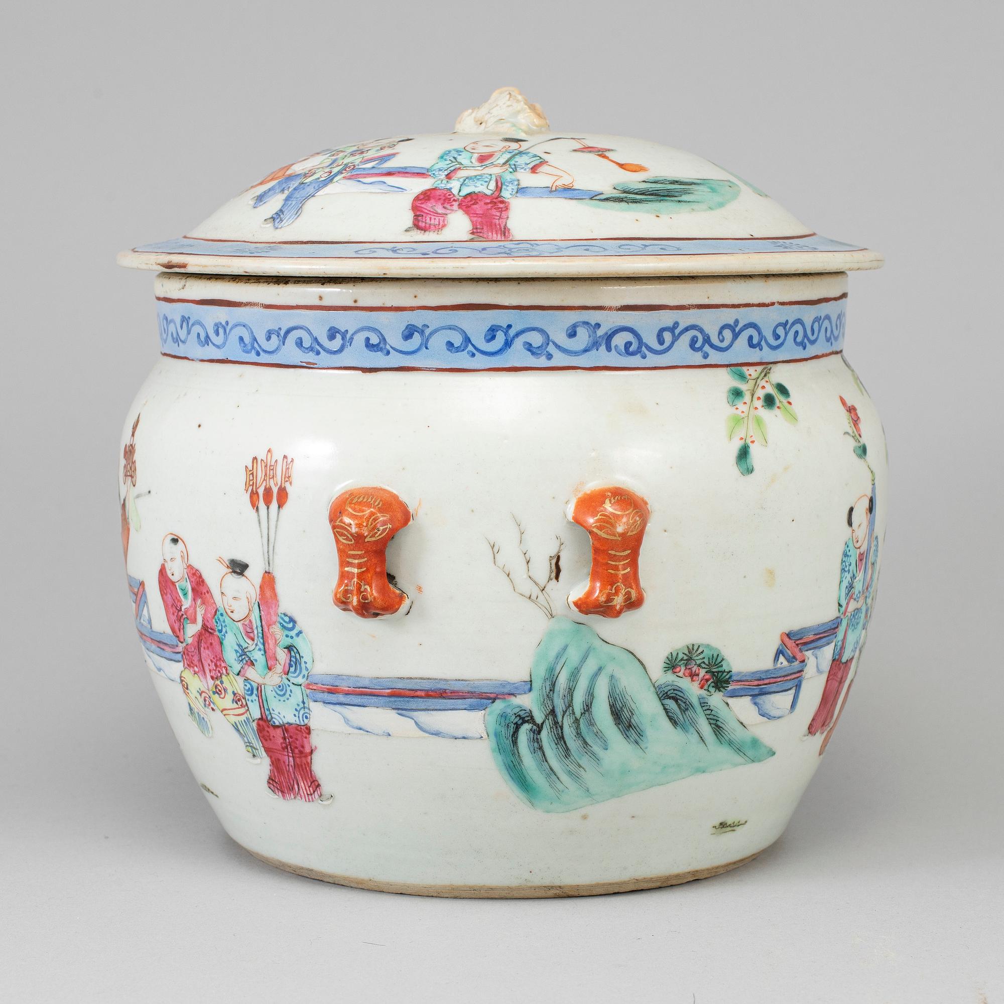 URNA med LOCK, porslin. Qingdynastin, sent 1800-tal.