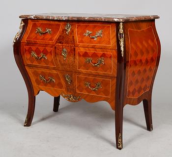 BYRÅ, rokokostil, 1900-talets andra hälft.