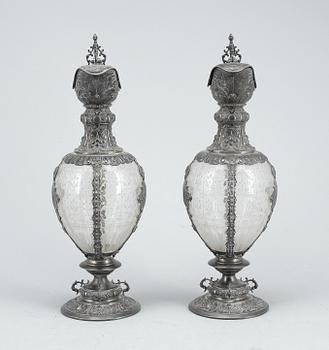 KARAFFER, ett par, nyrenässans, silver samt glas, Firma Gustaf Möllenborg, Stockholm, 1885.