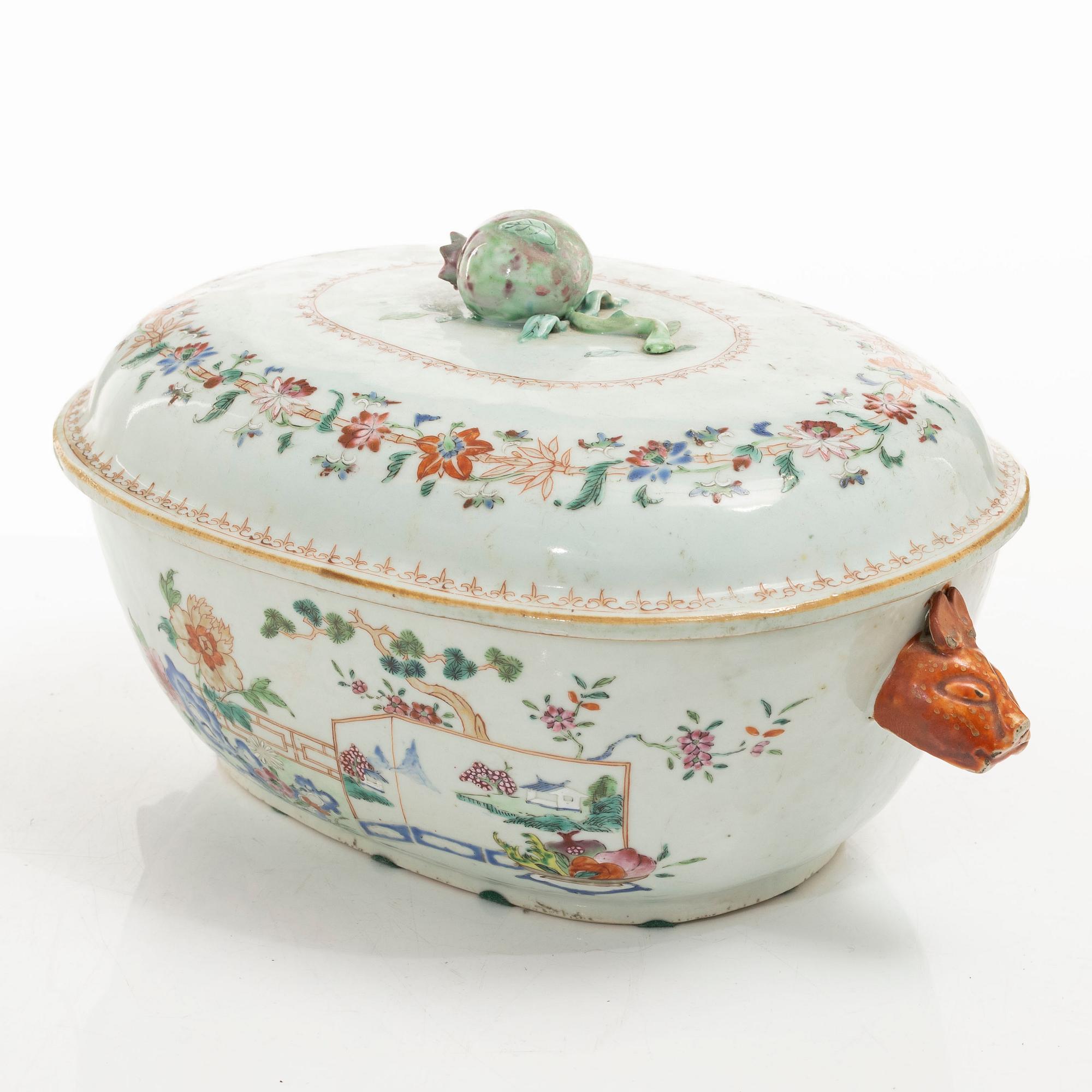 Terrin med lock, kompaniporslin. Qing dynastin, Qianlong (1736-95).