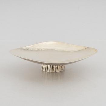 A Swedish silver beaker and a dish, marks of Tore Kullander, Borås 1952.