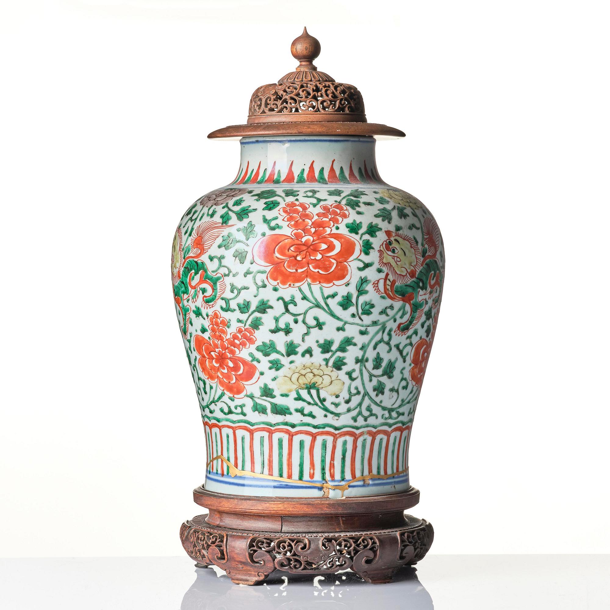 Urna, porslin. Transition, 1600-talets mitt.