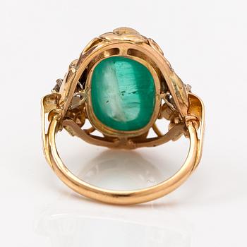 An 18K gold ring with an emerald and diamonds ca. 0.42 ct in total.  Guldkedjan Gk Ab, Uppsala 1950.