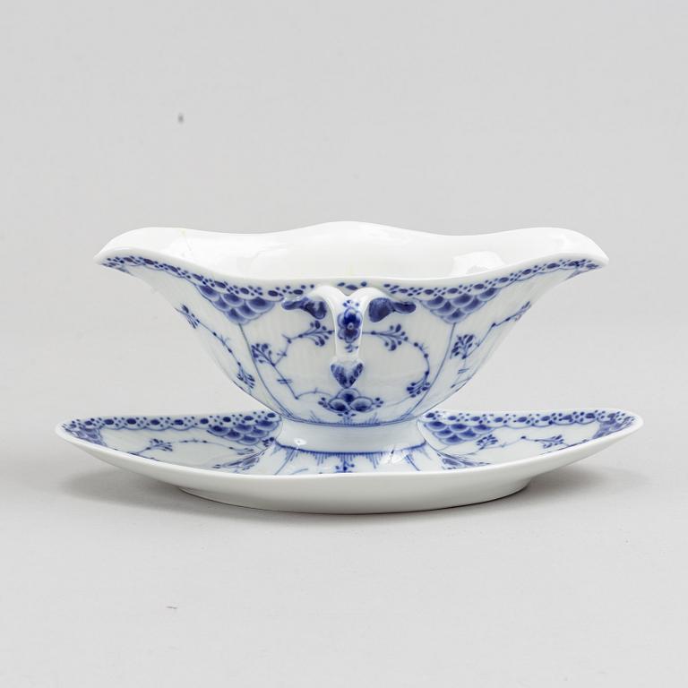 Royal Copenhagen, mat- samt kaffeservis, 85 delar, porslin. "Musselmalet", Danmark, 1900-tal.