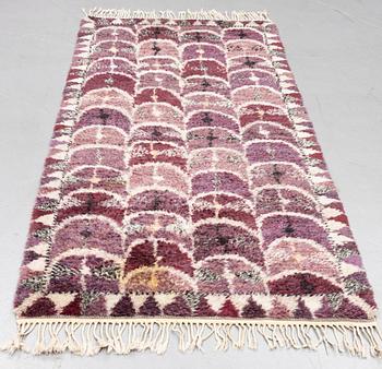 Marianne Richter, gallerimatta, "Fjädern, lila", rya, ca 280 x 122 cm. Signerad AB MMF MR.