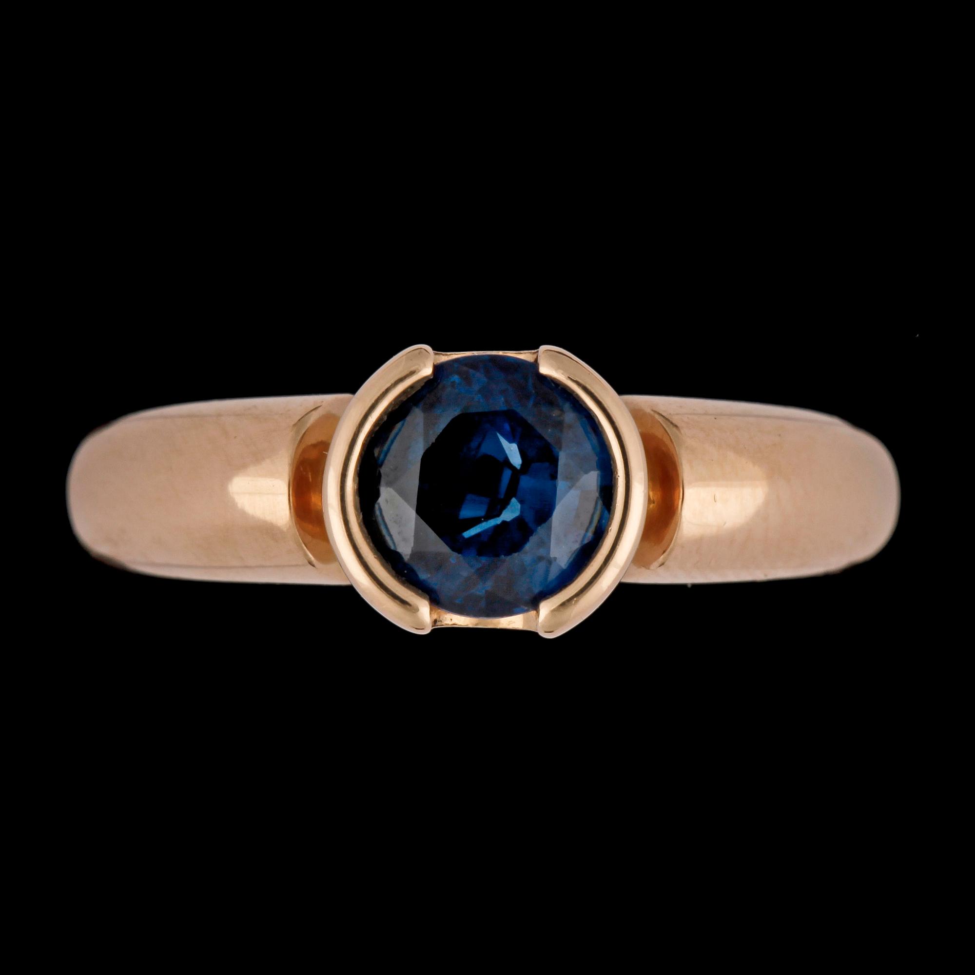 RING, fasettslipad blå safir. H. Strömdahl.